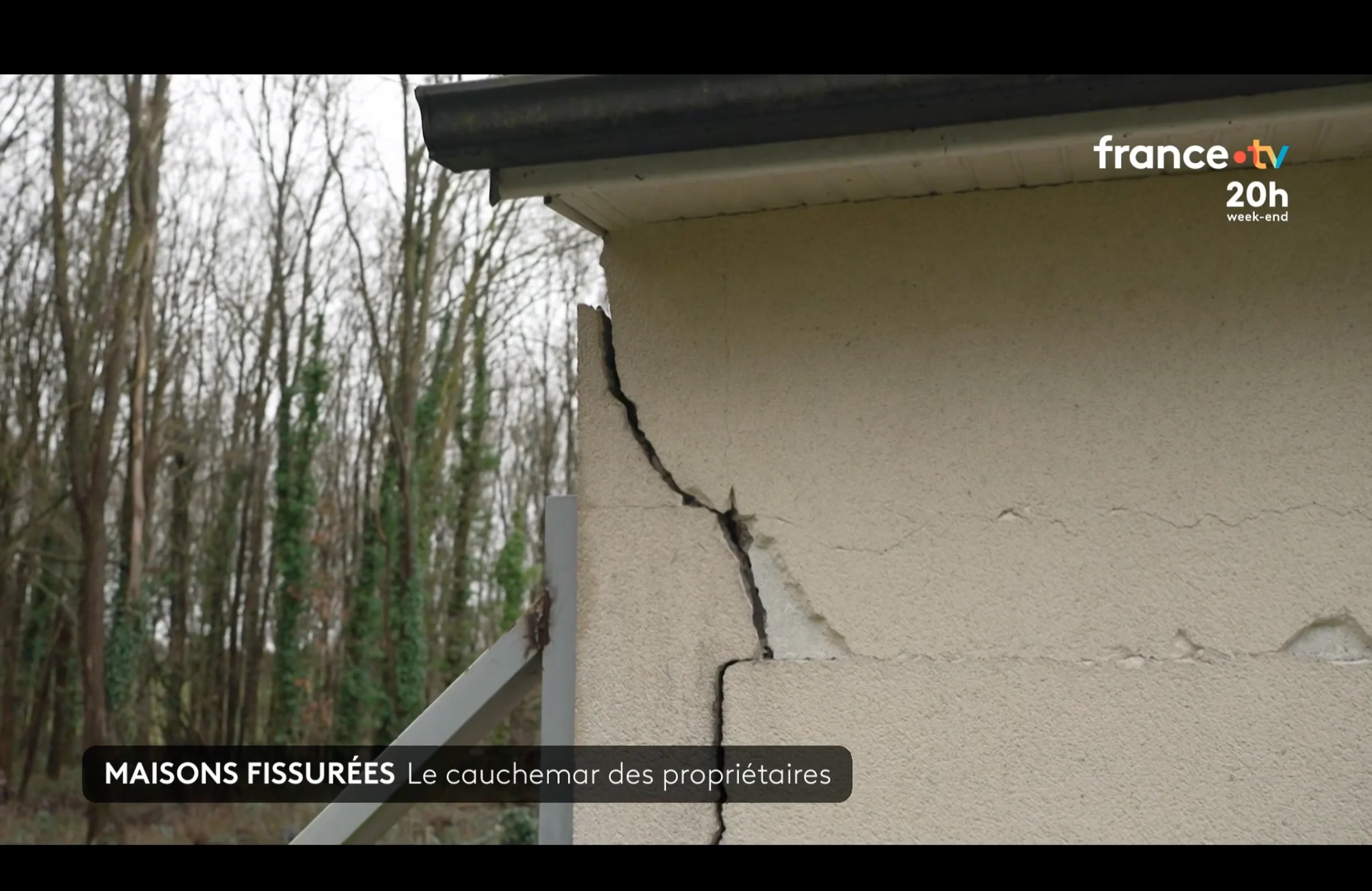 Soutien de fortune installé sous une maison fissurée par le retrait-gonflement des argiles