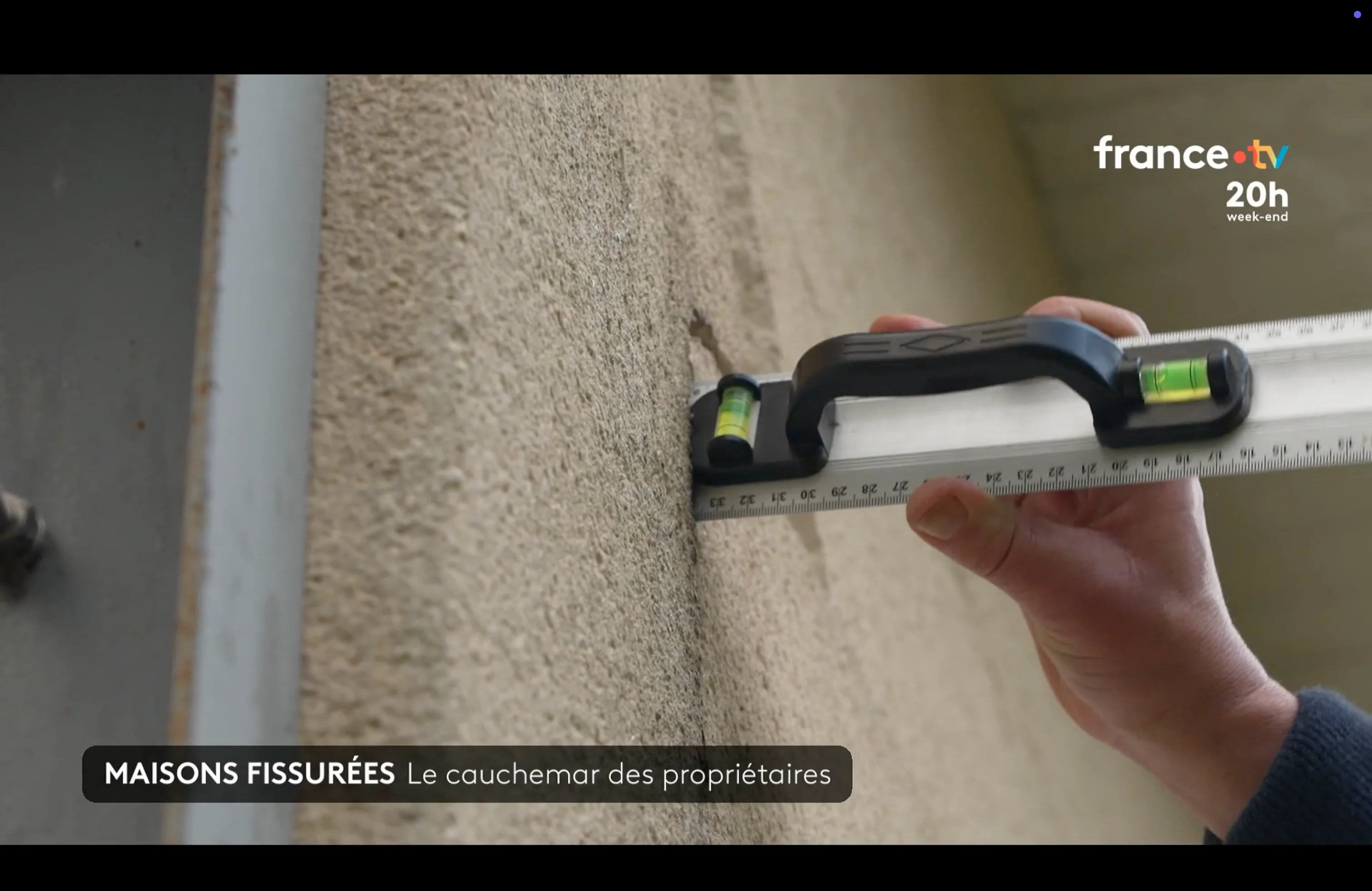 Fissure profonde visible dans une maison fissurée suite au retrait-gonflement des argiles